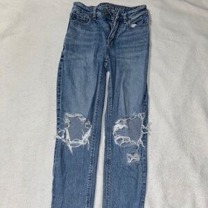 Woman’s American Eagle Strigid Mom Jeans 000S